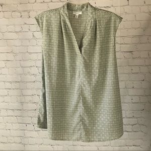 Women's Liz Lange green and white basketweave pattern maternity blouse. Size XS